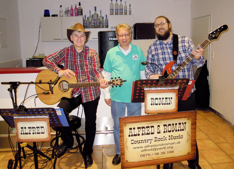Alfred Pertl, Kurt Broneder und Roman Pertl spielten Weihnachtslieder bei der Weihnachtsfeier des Schachvereins Korneuburg