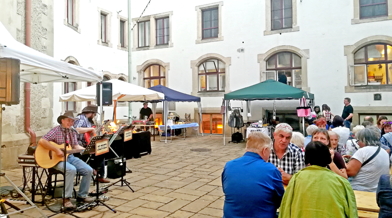 ALFRED und ROMAN beim 6. Korneuburger Höfefest im Rathaushof (Foto Bianca Reicher)