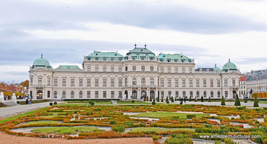 Belvedere und Belvederegarten in Wien im Herbst