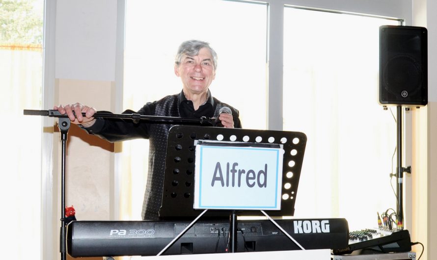 ALFRED PERTL am Keyboard bei der Muttertagsfeier des Spillerner Pensionistenverbandes