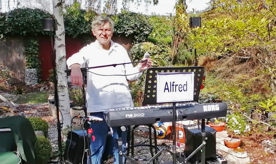 Alfred Pertl am Keyboard bei einer privaten Feier